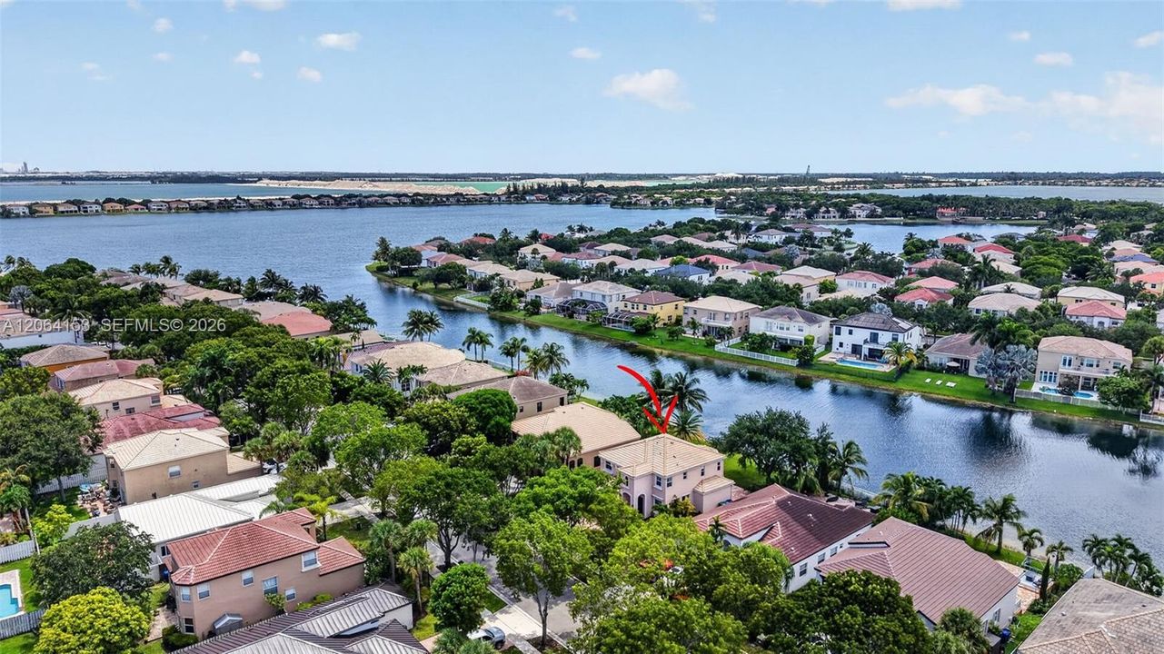 En Venta: $730,000 (4 camas, 2 baños, 2566 Pies cuadrados)