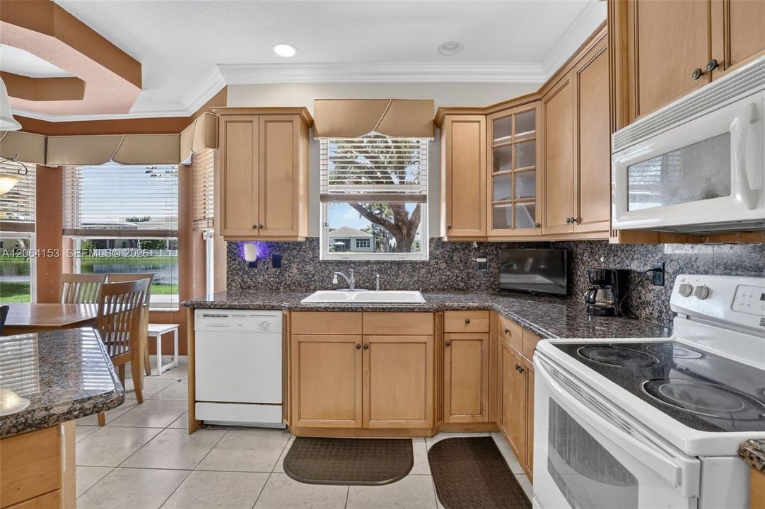 En Venta: $730,000 (4 camas, 2 baños, 2566 Pies cuadrados)