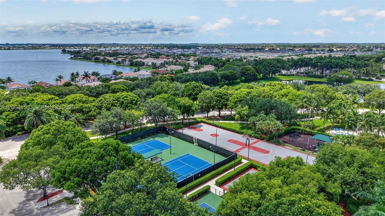 En Venta: $730,000 (4 camas, 2 baños, 2566 Pies cuadrados)