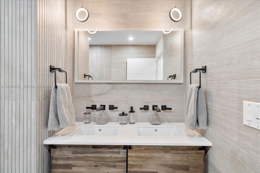 For Rent: $9,500 (1 beds, 1 baths, 960 Square Feet)