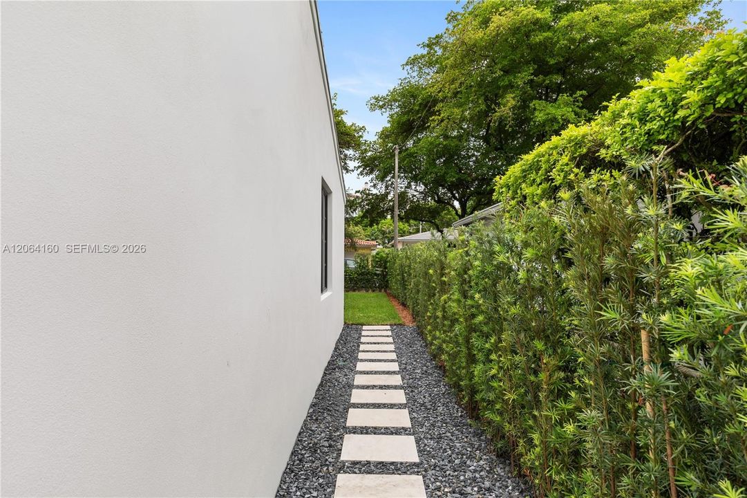 Active With Contract: $1,895,000 (3 beds, 3 baths, 1555 Square Feet)