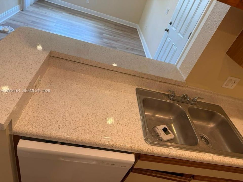 For Rent: $1,850 (2 beds, 1 baths, 903 Square Feet)