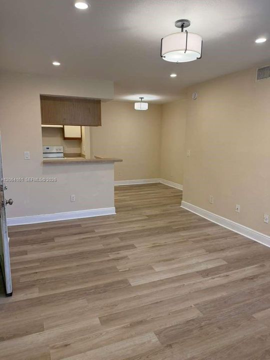 For Rent: $1,850 (2 beds, 1 baths, 903 Square Feet)