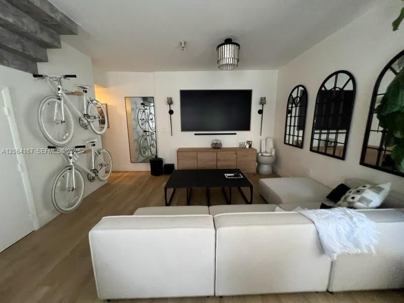 Recently Rented: $4,000 (2 beds, 1 baths, 935 Square Feet)