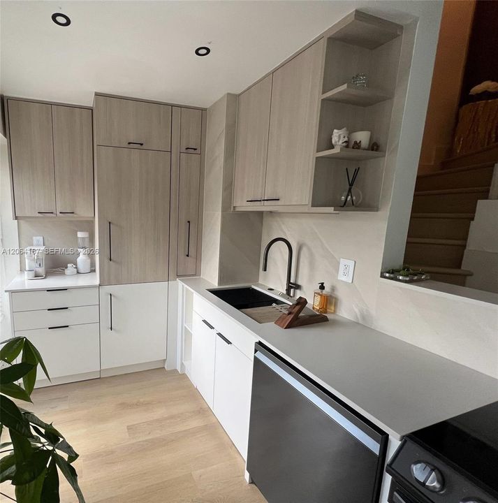Recently Rented: $4,000 (2 beds, 1 baths, 935 Square Feet)
