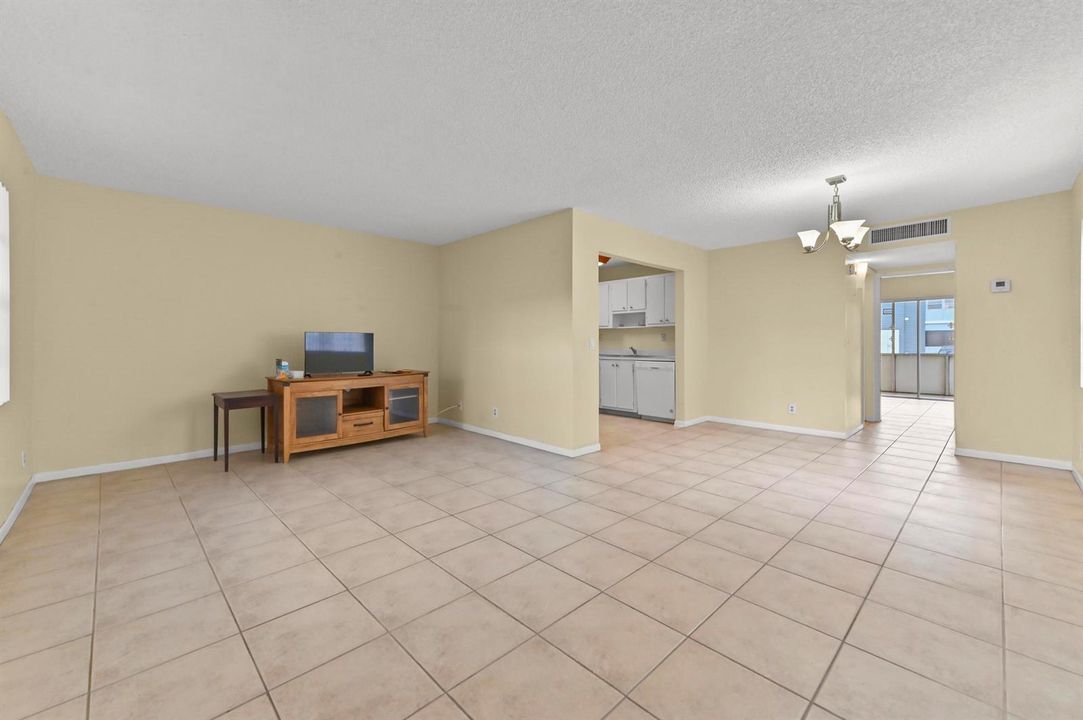 04 Living Room 01