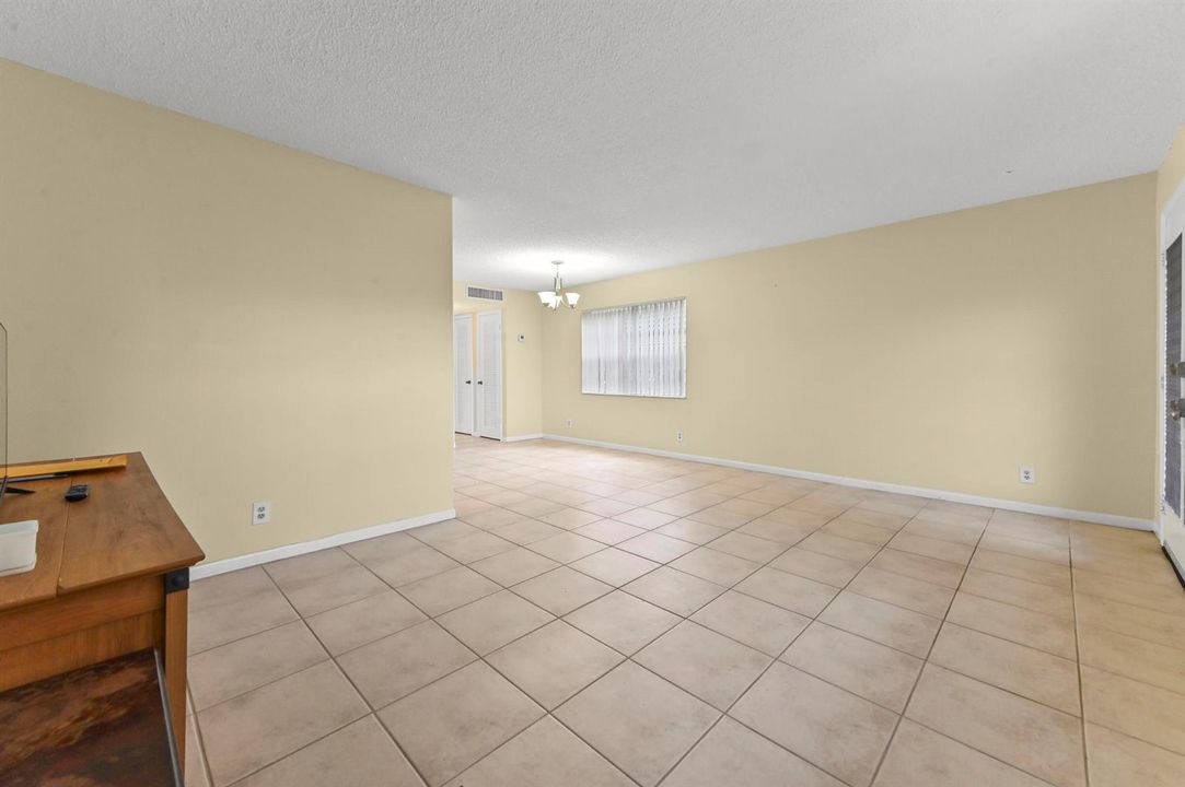 06 Living Room 03