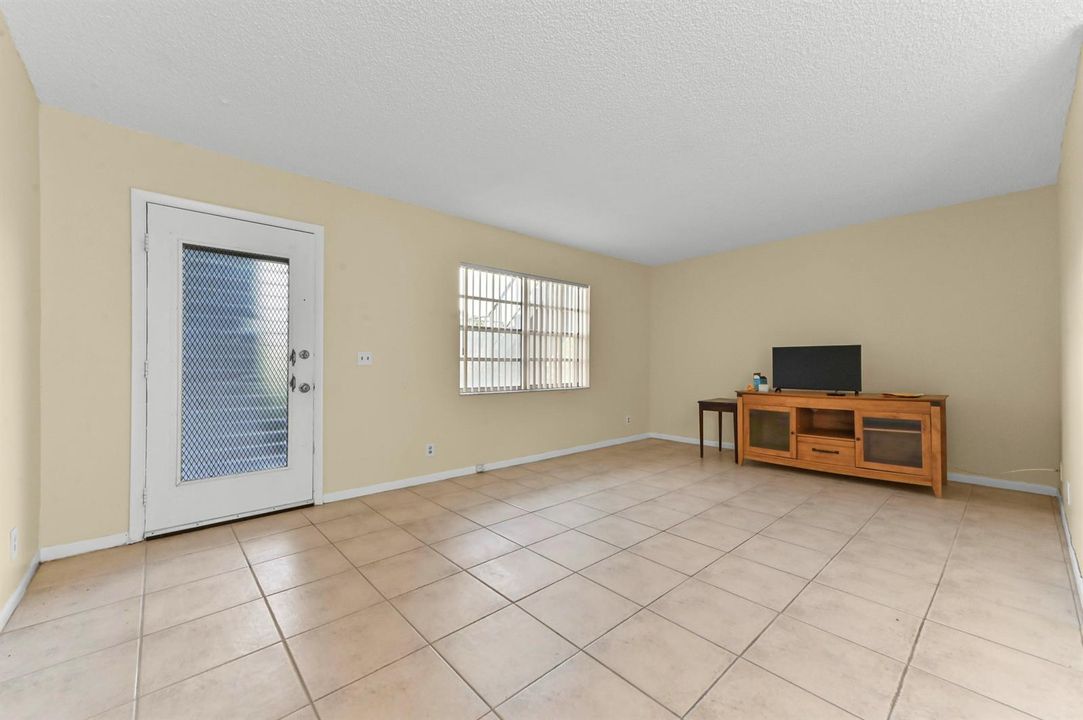 05 Living Room 02