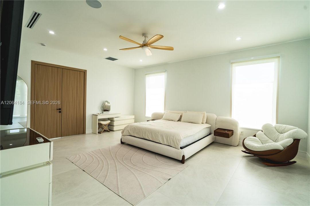 For Sale: $2,800,000 (4 beds, 5 baths, 4632 Square Feet)