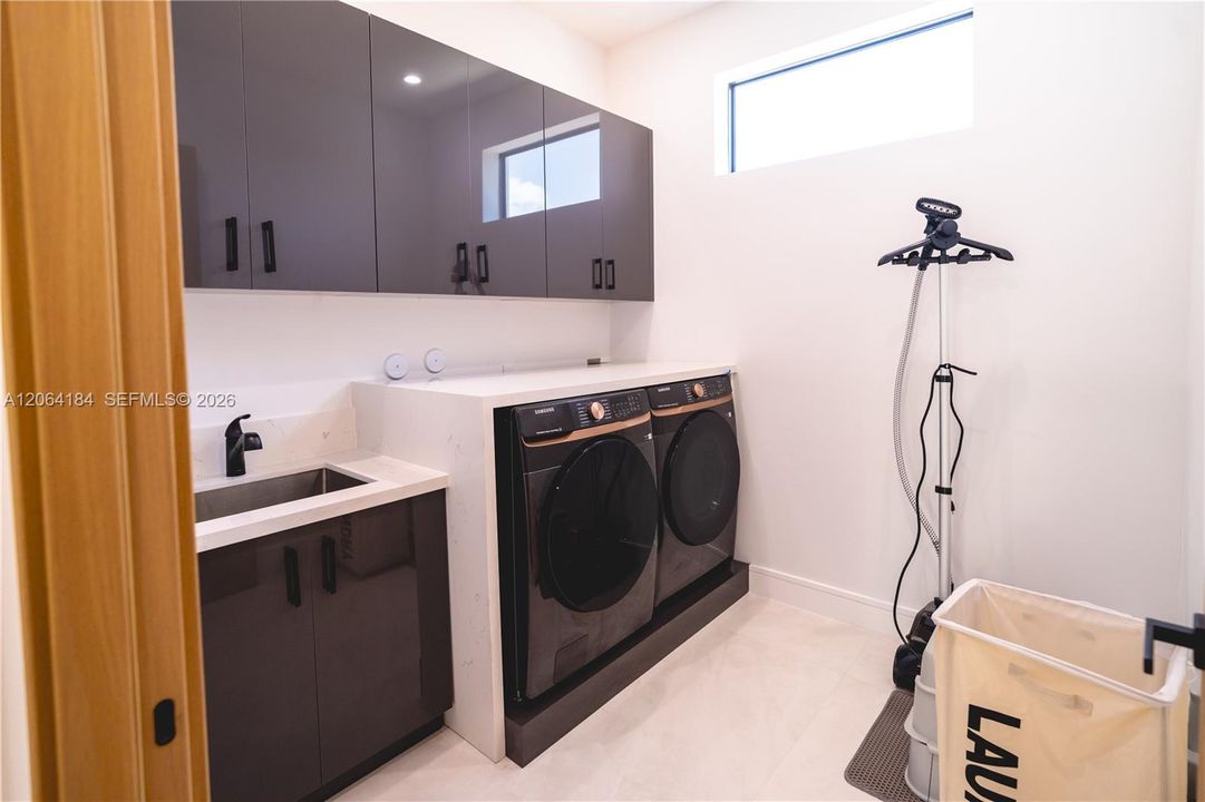 For Sale: $2,800,000 (4 beds, 5 baths, 4632 Square Feet)