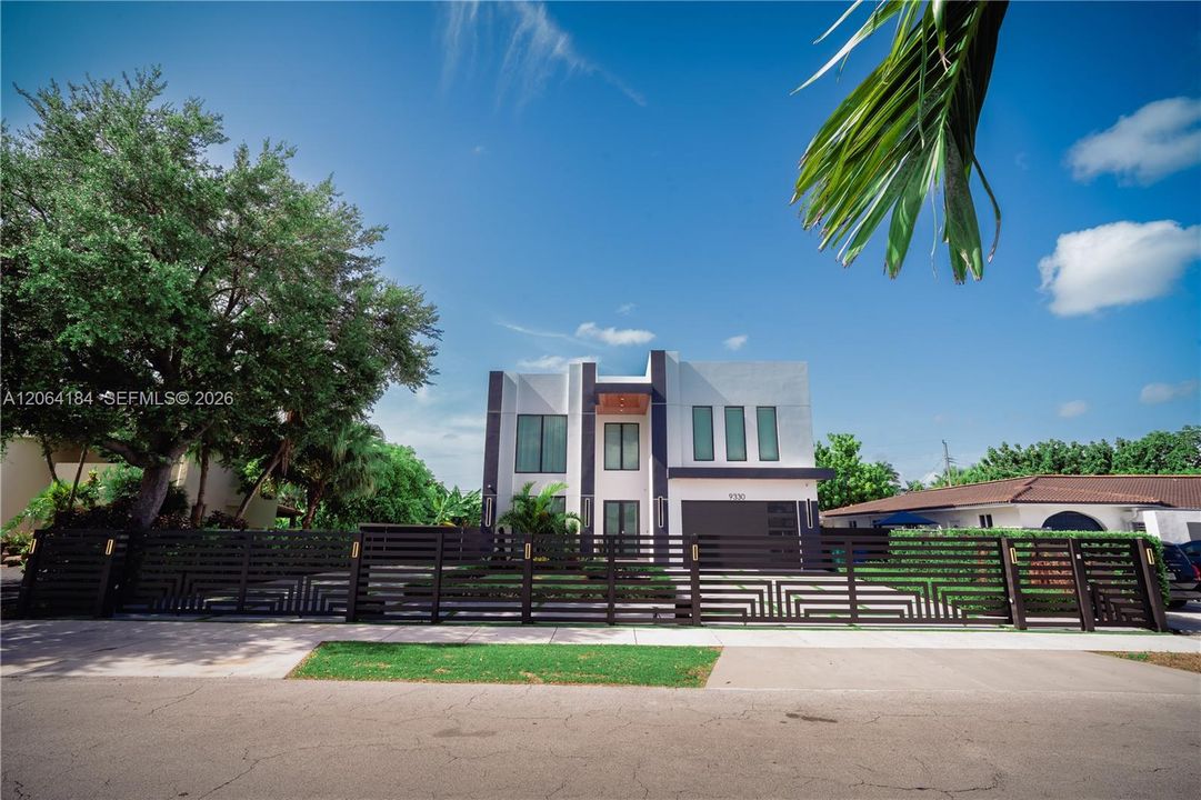For Sale: $2,800,000 (4 beds, 5 baths, 4632 Square Feet)