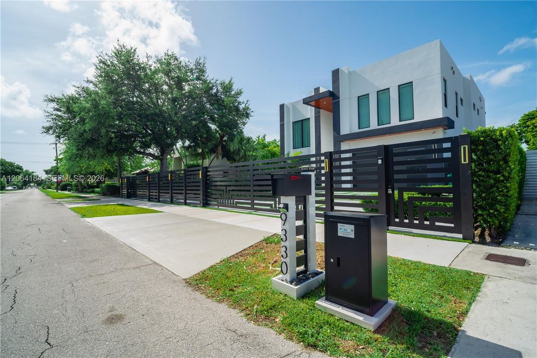 For Sale: $2,800,000 (4 beds, 5 baths, 4632 Square Feet)