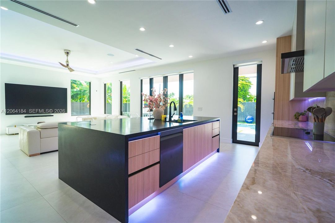 For Sale: $2,800,000 (4 beds, 5 baths, 4632 Square Feet)