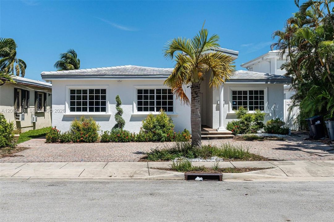 For Rent: $15,900 (5 beds, 4 baths, 2480 Square Feet)