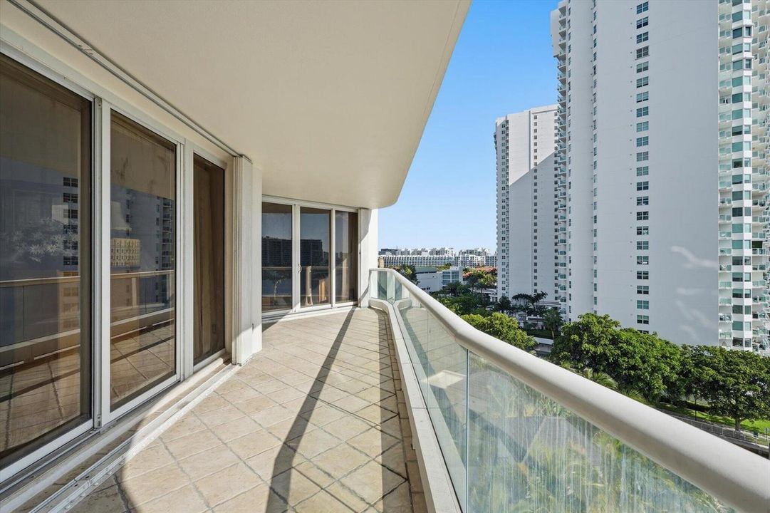 22-7000 Island Blvd apt 907_022