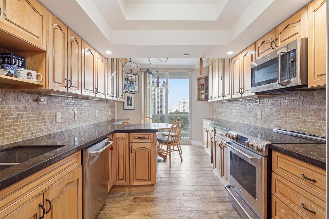 13-7000 Island Blvd apt 907_013