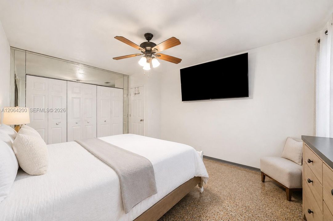 Active With Contract: $600,000 (2 beds, 1 baths, 1406 Square Feet)