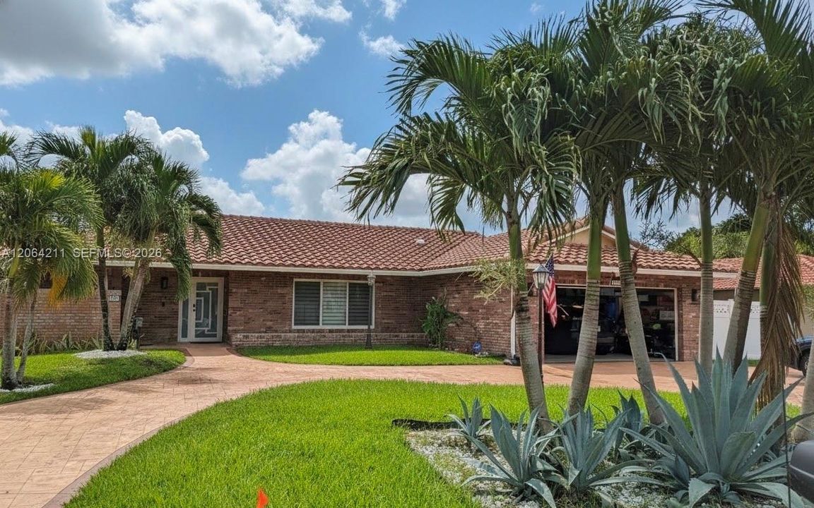 Active With Contract: $699,900 (3 beds, 2 baths, 1721 Square Feet)
