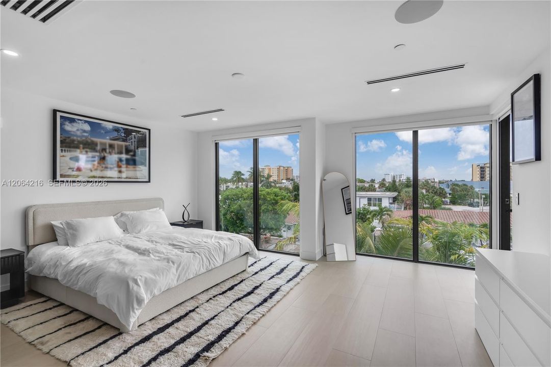 For Rent: $11,500 (3 beds, 3 baths, 2553 Square Feet)