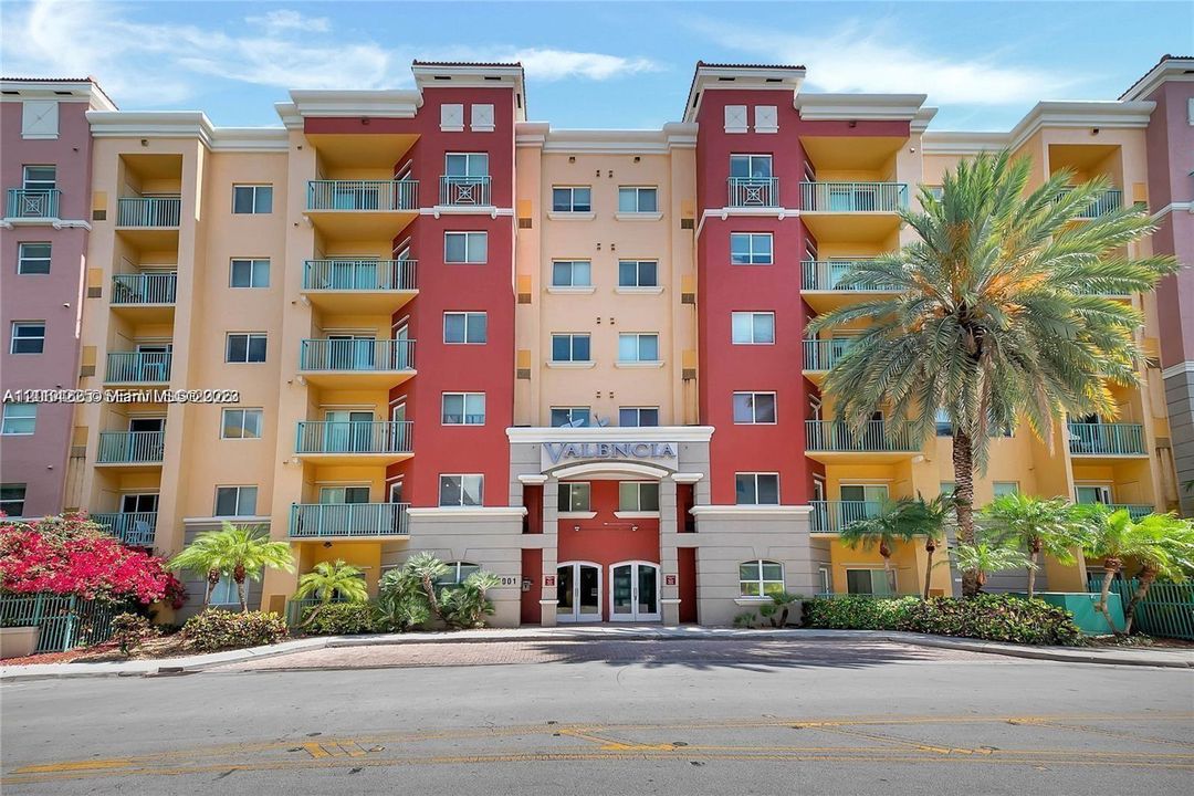 Recently Rented: $2,400 (1 beds, 1 baths, 652 Square Feet)