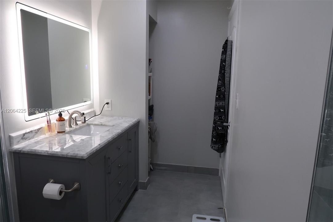 Recently Rented: $2,400 (1 beds, 1 baths, 652 Square Feet)