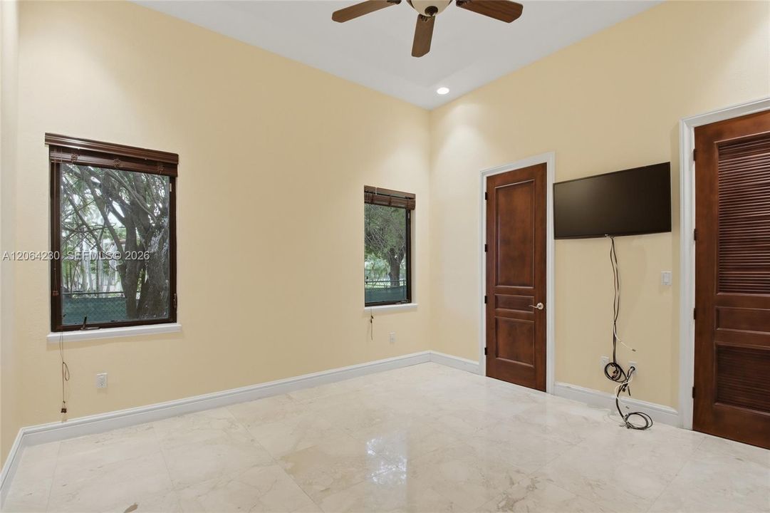 Bedroom  with integrated bathroom and walk in closet