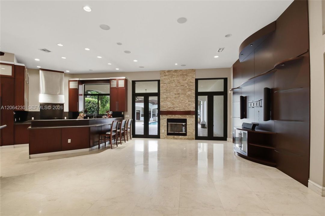 FAMILY ROOM INTEGRATEDCINTO AN OPEN KITCHEN CONCEPT
