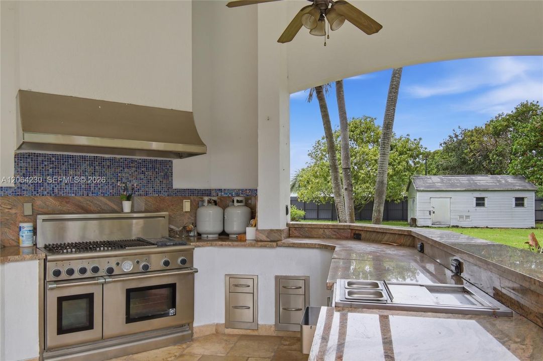 Outdoor Kitchen and entertainment