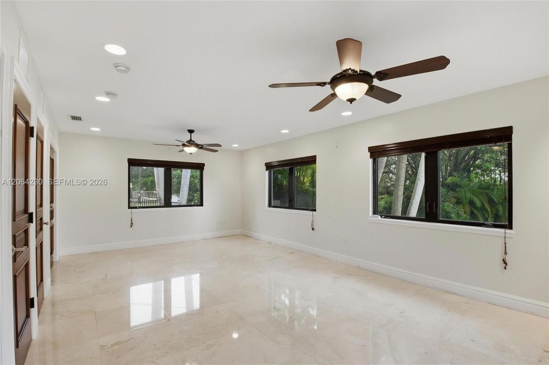 出租: $18,000 (6 贝兹, 6 浴室, 4181 平方英尺)
