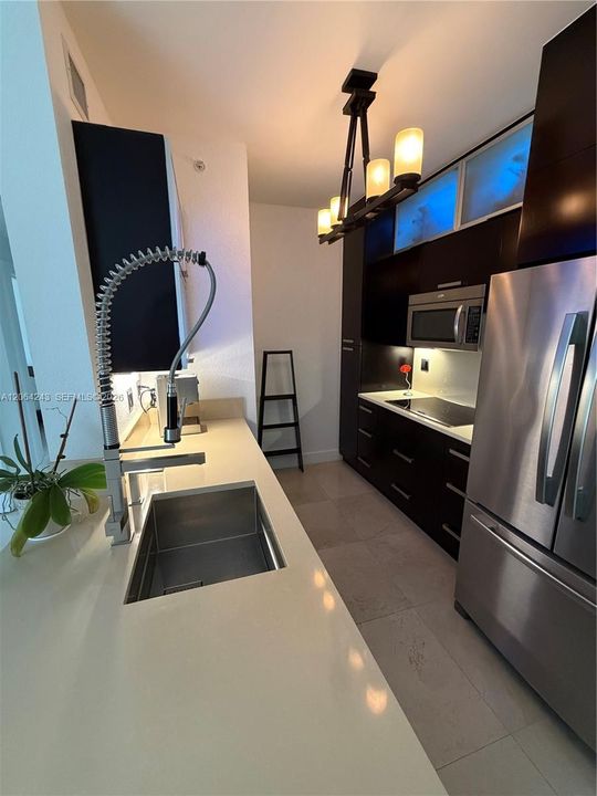 For Sale: $375,000 (2 beds, 1 baths, 842 Square Feet)