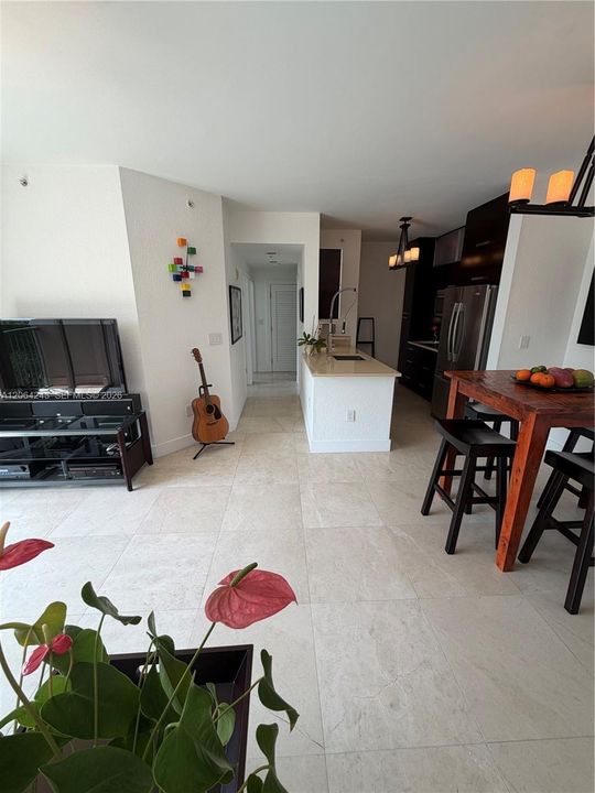 For Sale: $375,000 (2 beds, 1 baths, 842 Square Feet)