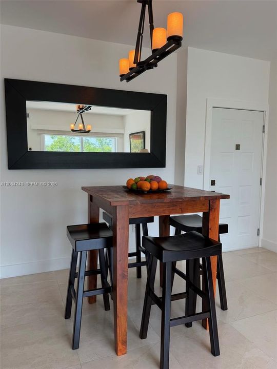 For Sale: $375,000 (2 beds, 1 baths, 842 Square Feet)