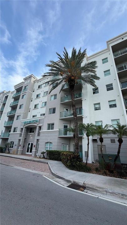 For Sale: $375,000 (2 beds, 1 baths, 842 Square Feet)