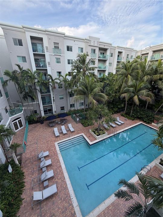 For Sale: $375,000 (2 beds, 1 baths, 842 Square Feet)