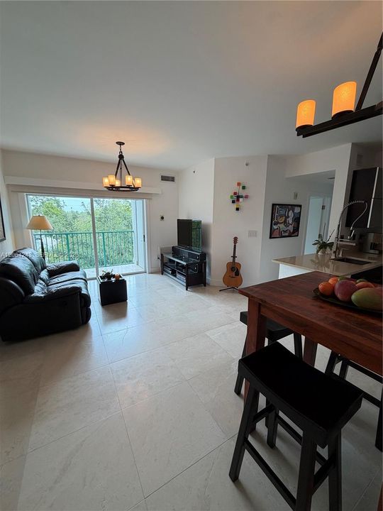 For Sale: $375,000 (2 beds, 1 baths, 842 Square Feet)