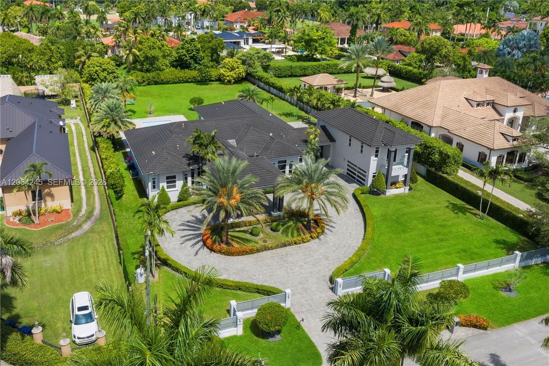 For Sale: $3,900,000 (6 beds, 4 baths, 4777 Square Feet)
