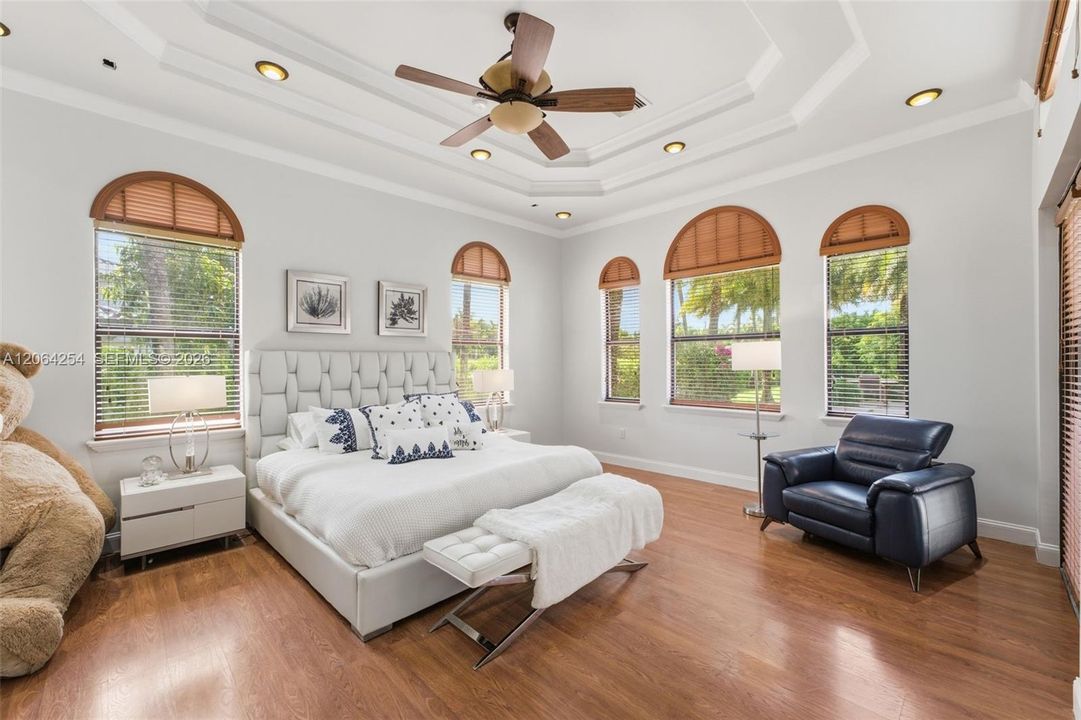For Sale: $3,850,000 (5 beds, 4 baths, 4389 Square Feet)