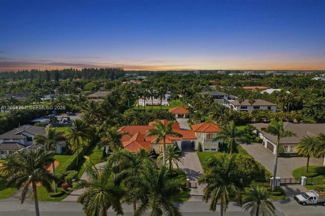 For Sale: $3,850,000 (5 beds, 4 baths, 4389 Square Feet)