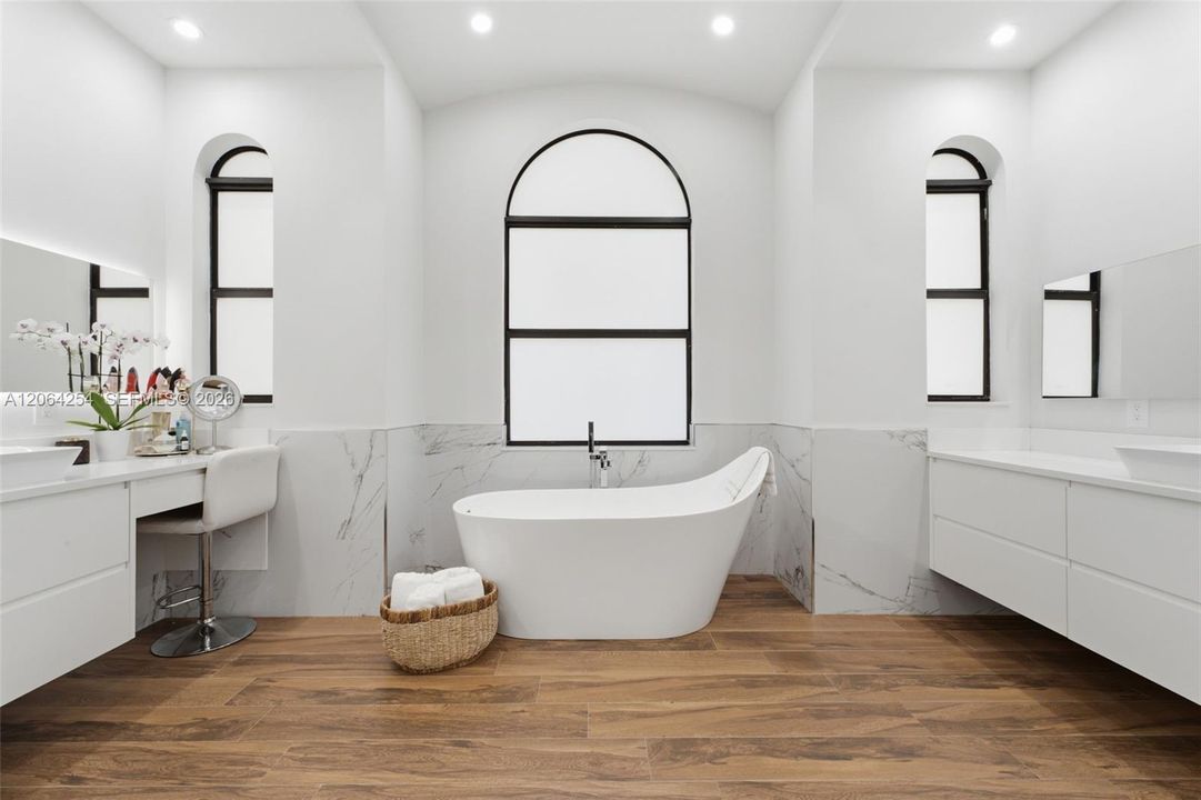 For Sale: $3,850,000 (5 beds, 4 baths, 4389 Square Feet)