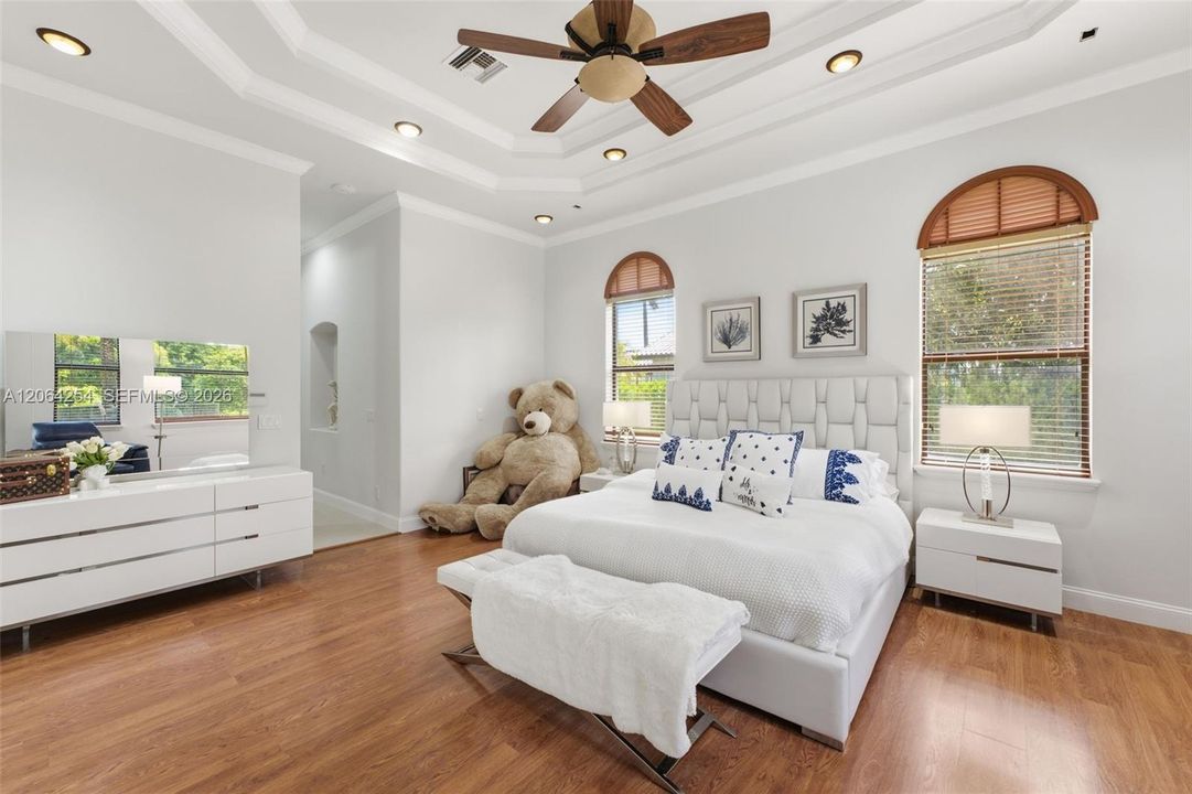 For Sale: $3,850,000 (5 beds, 4 baths, 4389 Square Feet)
