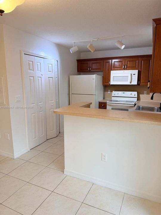 For Rent: $2,100 (3 beds, 2 baths, 1099 Square Feet)