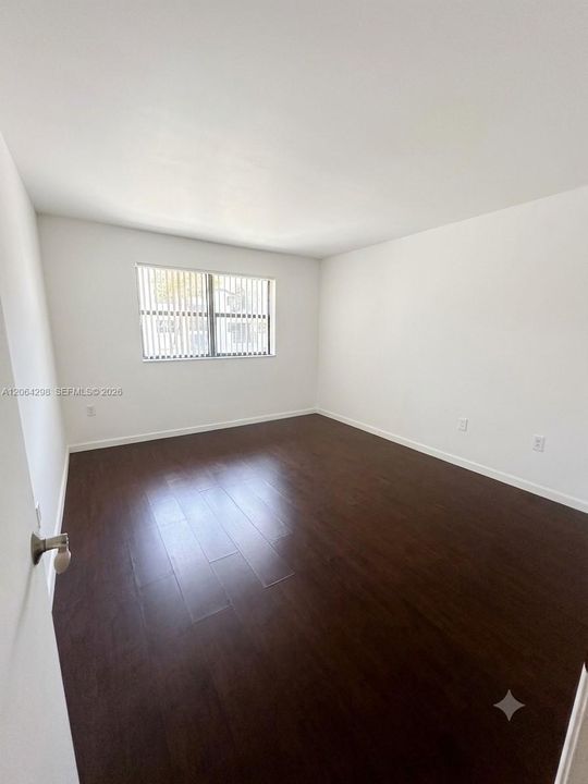 For Sale: $219,000 (1 beds, 1 baths, 678 Square Feet)