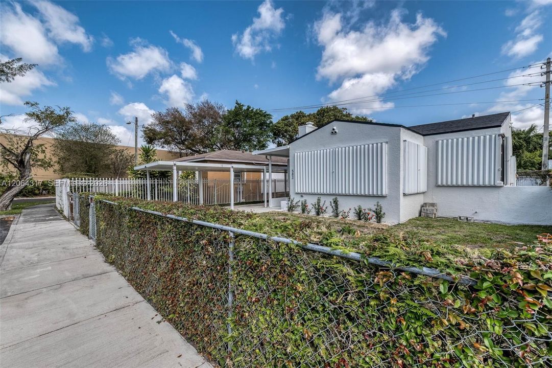 For Sale: $747,500 (3 beds, 2 baths, 1182 Square Feet)