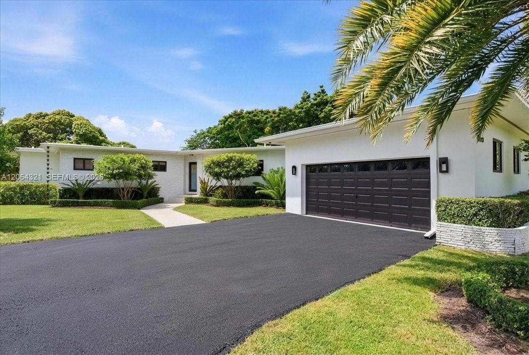 For Sale: $2,675,000 (3 beds, 2 baths, 1591 Square Feet)
