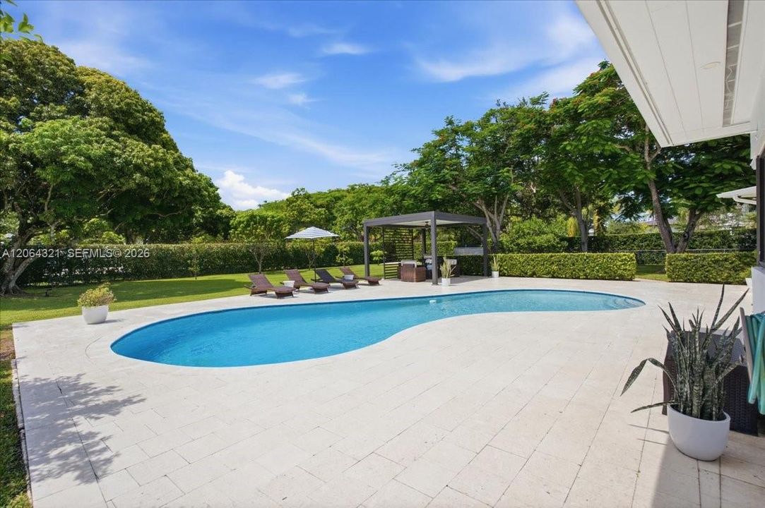 For Sale: $2,675,000 (3 beds, 2 baths, 1591 Square Feet)