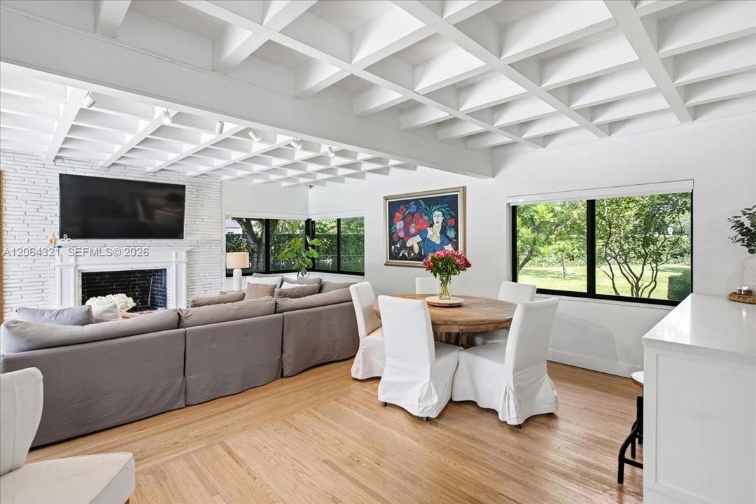 For Sale: $2,675,000 (3 beds, 2 baths, 1591 Square Feet)