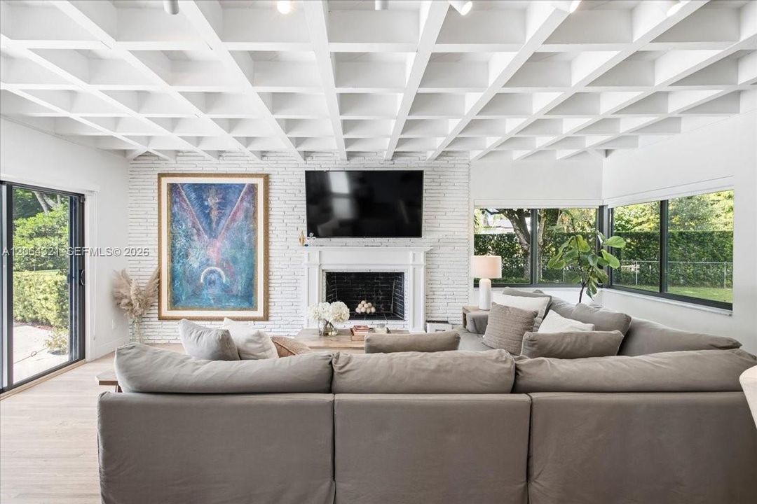 For Sale: $2,675,000 (3 beds, 2 baths, 1591 Square Feet)