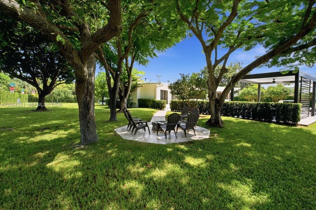 For Sale: $2,675,000 (3 beds, 2 baths, 1591 Square Feet)