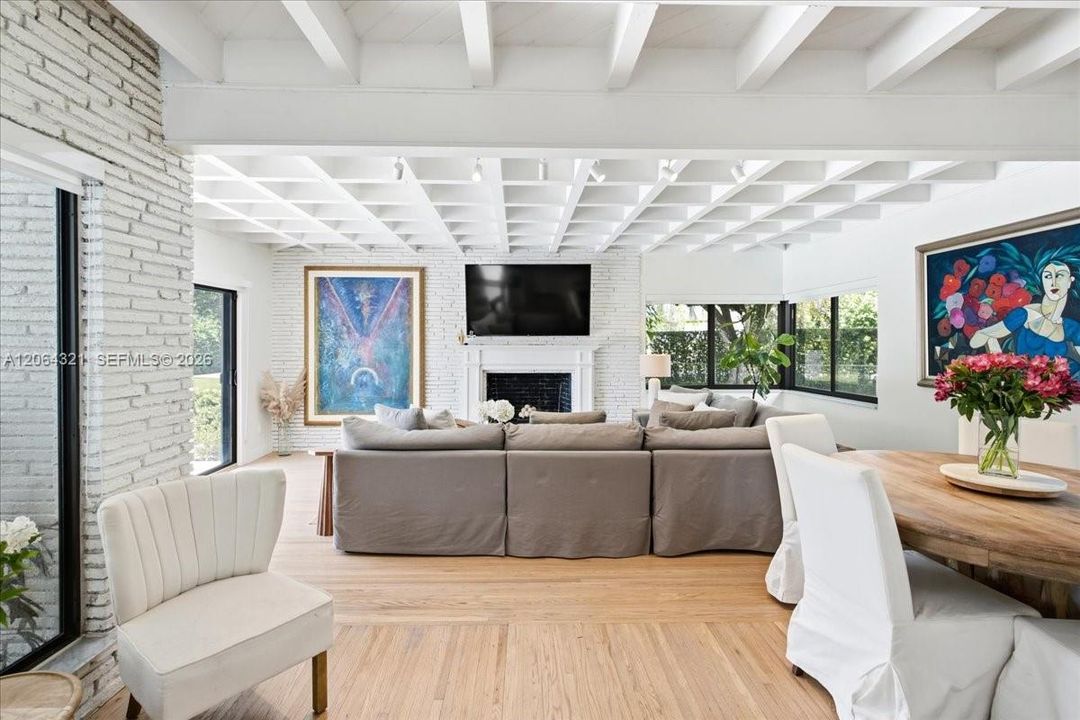 For Sale: $2,675,000 (3 beds, 2 baths, 1591 Square Feet)