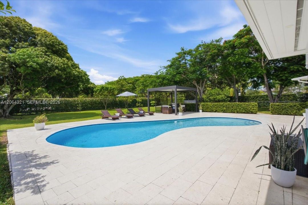 For Sale: $2,675,000 (3 beds, 2 baths, 1591 Square Feet)